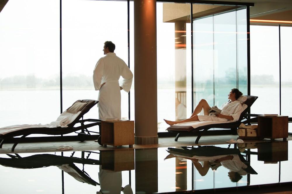 St. Martins Therme & Lodge Frauenkirchen Esterno foto